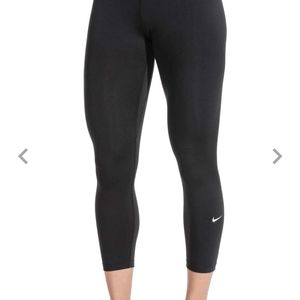 Nike one cropped pants nwot size L